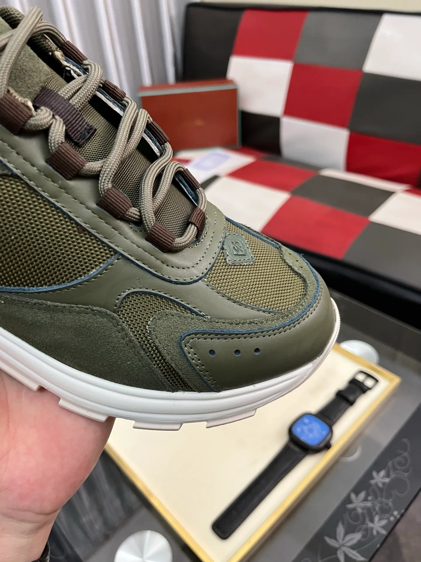 Men's shoes 💰520 ⌚️⌚️ Loro Piana's classic popular lp top version of Pili casual shoes. It turns out that these are the casual shoes that are said to be able to walk 20,000 steps without tiring your feet. This pair has both good looks and feel. You will be completely lost as soon as you step on it ~ The minimalist design is eye-catching and durable, and it is a bonus for dressing. The soft feeling on the feet has outstanding texture, and it is very nice without abrasion on the feet. The soft and waxy soles make it easy to wear for daily use for a long time. Who can resist a pair of versatile and good-looking loafers? Don't be too elegant at all, the feel and texture of the feet are good, the key is to make the legs look longer and not tire the feet, the main thing is that it is just right!        Material: Original cowhide Lining: Original sheepskin Outsole: Original sole Size: 38-44